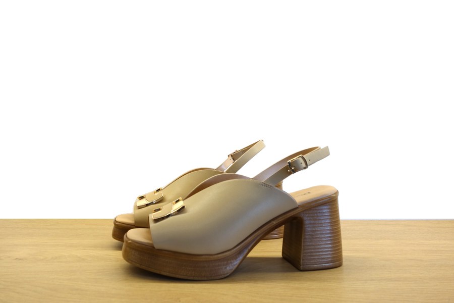 Sandalo platform in pelle nude con morsetto dorato e tacco a blocco in legno Donna Serena donna