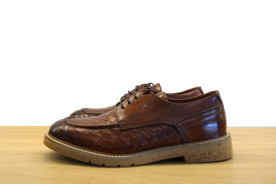 Scarpa derby Exton uomo in vera pelle intrecciata cuoio con lacci suola crepe gomma