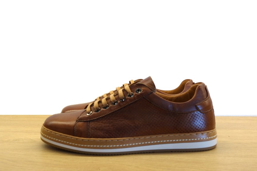 Sneaker Exton uomo in vera pelle cuoio traforata cucitura artigianale suola bianca