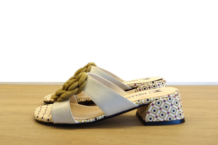 Mule avorio con maxi fiore in camoscio senape e tacco fantasia geometrica Melluso donna